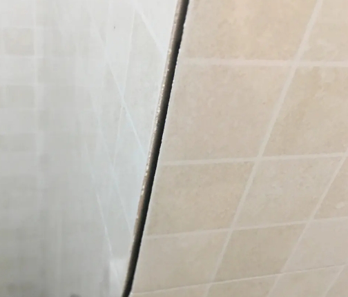 太平瓷砖空鼓维修公司分享阳台瓷砖脱落的修复过程可以分为以下几个步骤